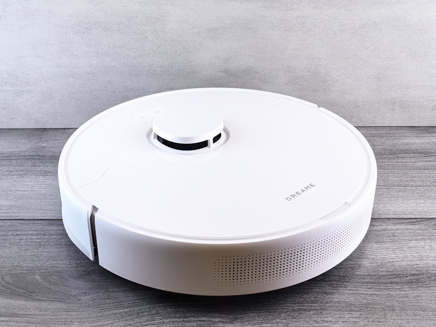 Een robotstofzuiger met dweilfunctie die een vloer reinigt in een modern huishouden.