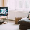 Stijlvol grijs staand tv-meubel in modern interieur met opbergruimte voor media-apparatuur.