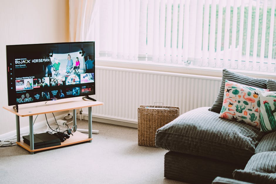 Stijlvol grijs staand tv-meubel in modern interieur met opbergruimte voor media-apparatuur.